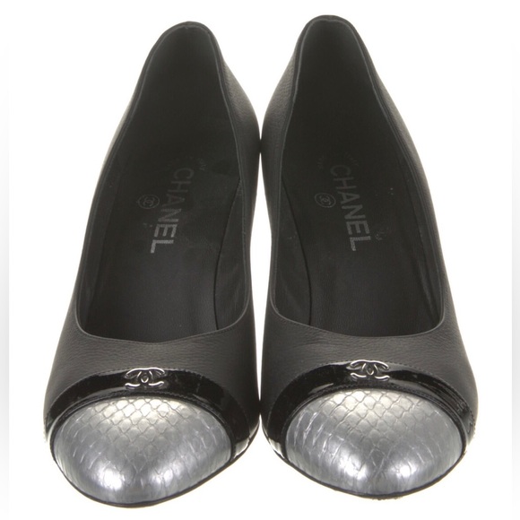 2019 Interlocking CC Logo Chanel Leather Pumps - Picture 3 of 13